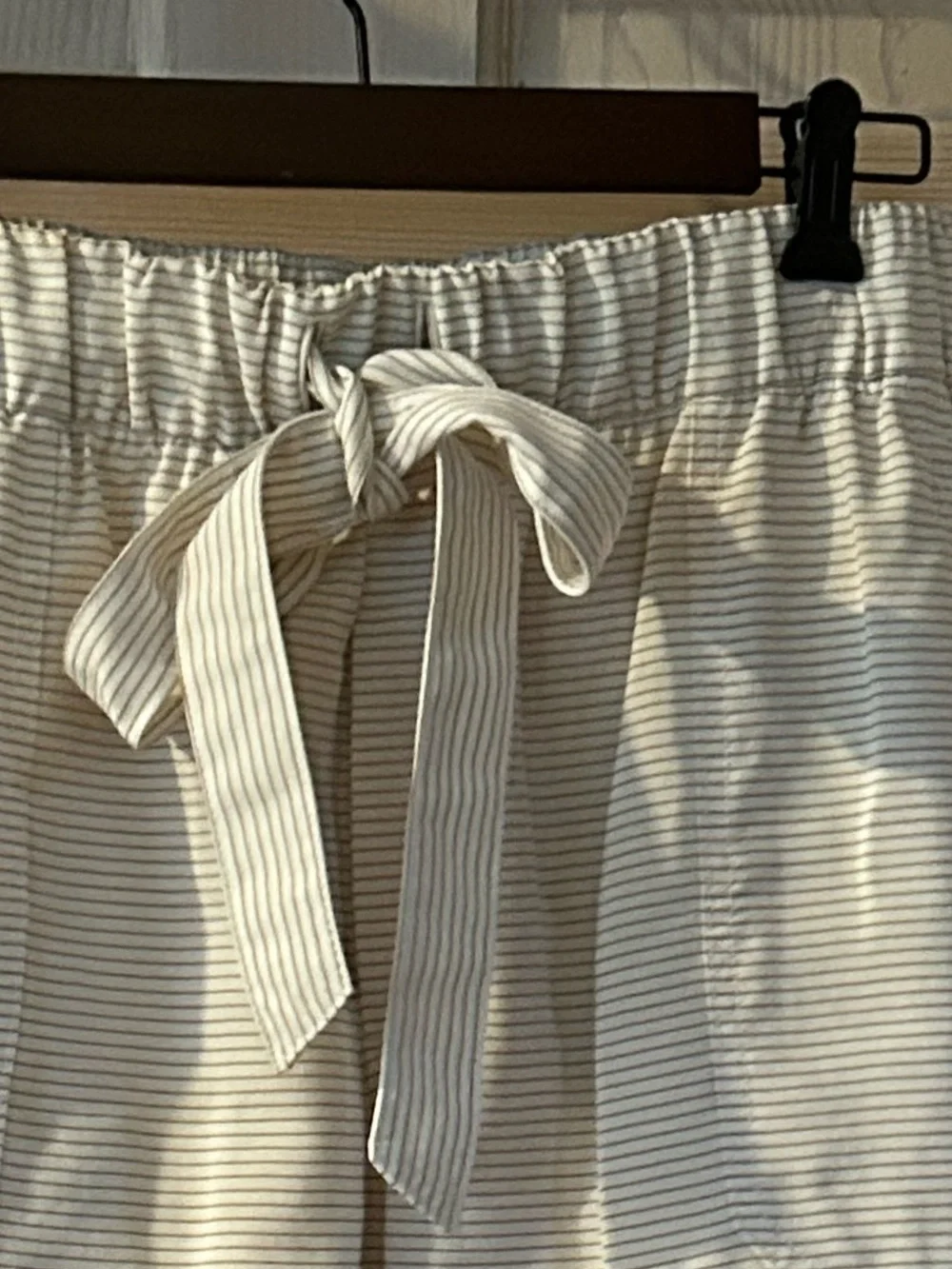Club Monaco Pinstripe Shorts in Tan and Ivory. Women’s Size 8